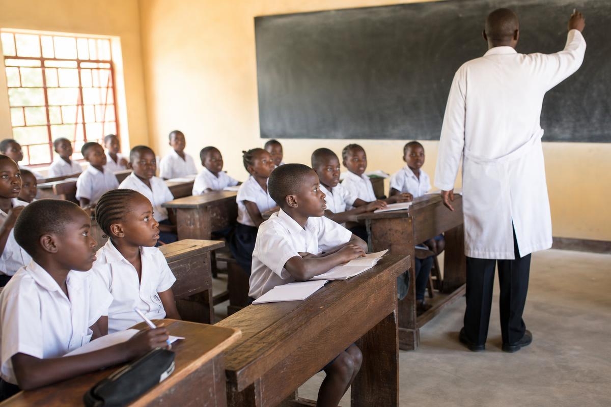 Élèves congolais en classe, priorité de l'ACF à l'enseignement