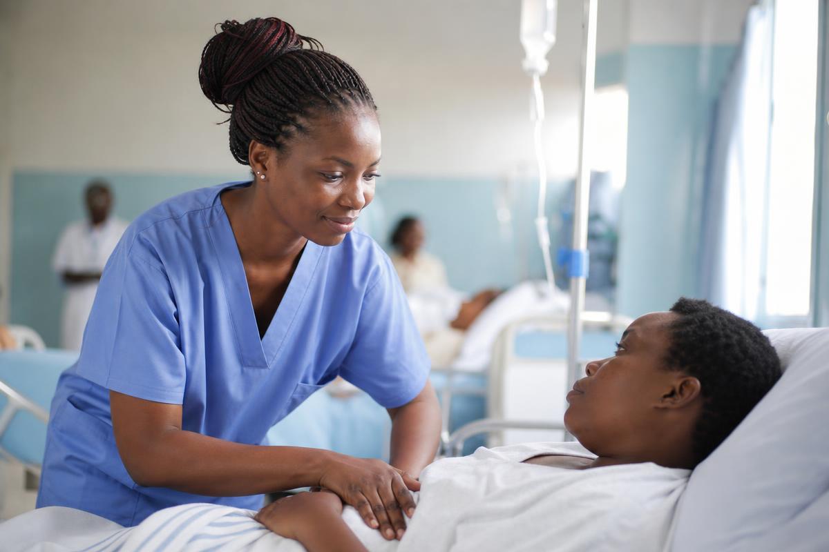 Personnel soignant congolais dans un hôpital moderne